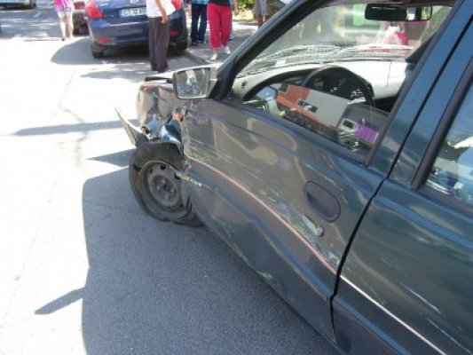 Accident în lanţ pe şoseaua Mangaliei: un taximetru a întors pe linia continuă